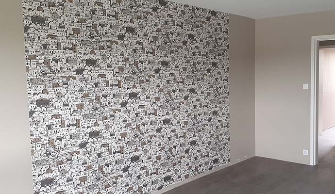 Pose de tapisserie sur un mur d'un appartement près de Nantes