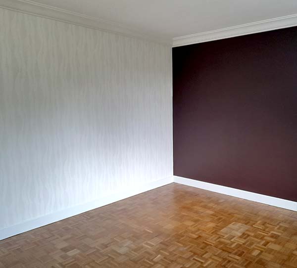 Tapisserie irisée et parquet design posés par des professionnels proches de Nantes