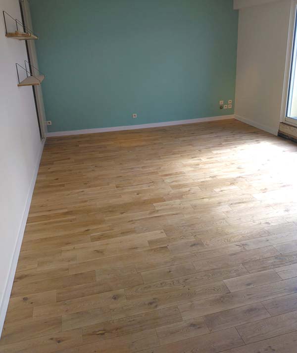 Parquet massif posé en revêtement de sol en région de Nantes