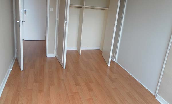 Pièce dont le parquet a été rénové par Atompeint à Nantes